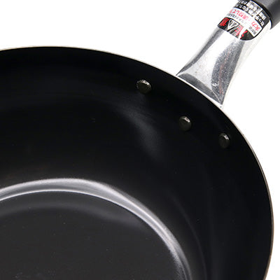 鉄製 味達人 いため鍋 20cm・28cm シリコン加工 空焼き不要 木柄 高温調理 軽量 家庭【ガス・IH】 フライパン 日本製