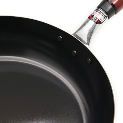 鉄製 味達人 フライパン 26cm シリコン加工 空焼き不要 木柄 高温調理 軽量 家庭【ガス・IH】 日本製
