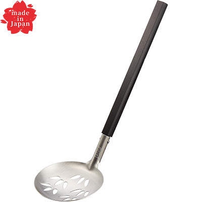 18-8ステンレス製 宴 卓上お玉 穴明（柄 パッカーウッド）　日本製 お鍋 ガラ入れ 卓上用